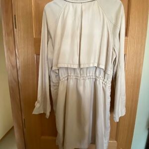 Evereve Stylish Beige Trench Coat - perfect for spring/summer - size Large